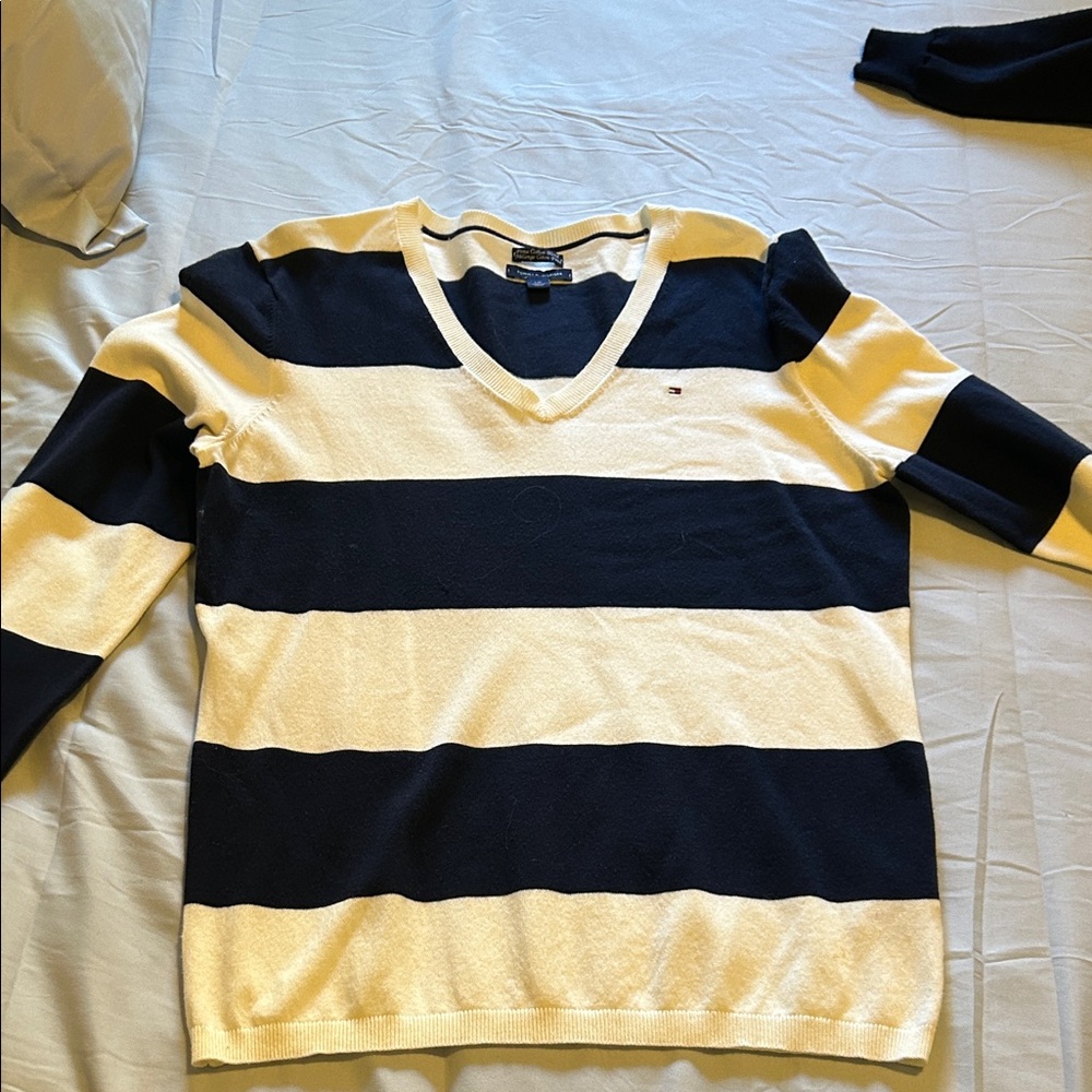 Tommy Hilfiger Women’s V-Neck Sweater in Navy and Cream